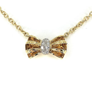 Collana con 18 citrini taglio cabocon (nel fiocco sfaccettate sotto e ritagliate su misura) cts. 10,14 e con 10 diamanti naturali taglio brillante Colore G. vs 0,24 cts. Lunghezza cm 40