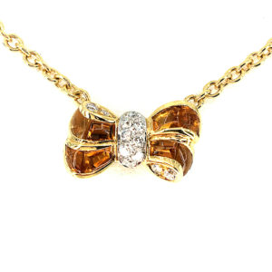 Collana in oro giallo e bianco 18kt g. 11,60 con 14 citrini cabocon (nel fiocco sfaccettate sotto e ritagliate su misura) e 12 diamanti naturali taglio brillante Colore G. vs 0,25 cts. Lunghezza cm 40