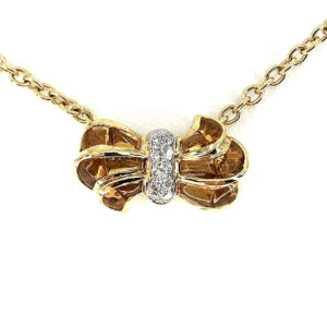 Collana in oro giallo e bianco 18kt g. 12,10 con citrini taglio cabocon, nel fiocco (sfaccettate e ritagliate di forma) cts. 11,64 e diamanti naturali taglio brillante Colore G vs 0,16 cts Lunghezza 40