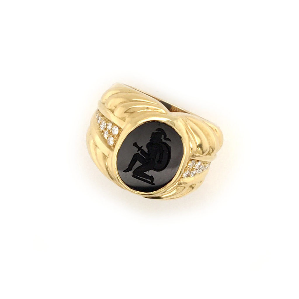 Anello in oro giallo con diamanti e onice con intaglio di figura della mitologia Greca - immagine 2